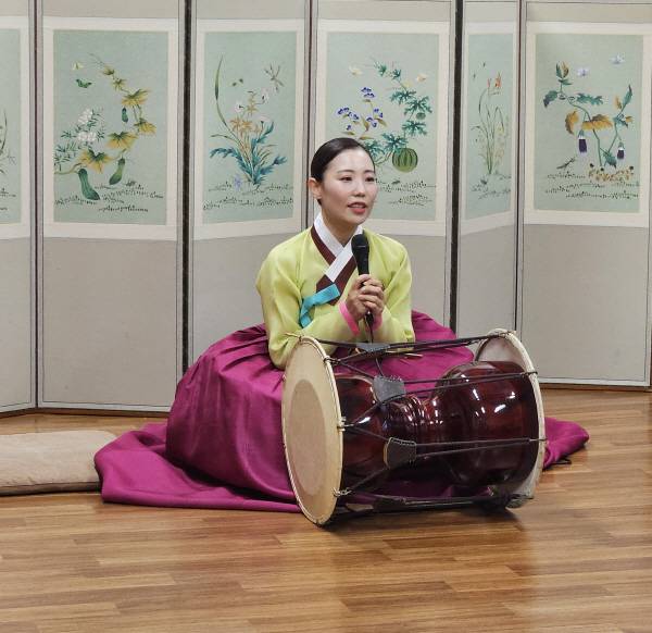 국가무형문화재 제29호 '서도소리' 전수자인 김단희(32·여) 선생이 지난 8일 포항 사띠 스쿨 학당에서 고운 한복을 입은 채 공연하는 모습. 황영우 기자