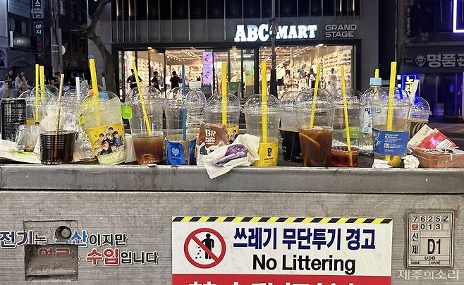 변압기 위에 무더기로 쌓인 플라스틱 음료병. ⓒ제주의소리