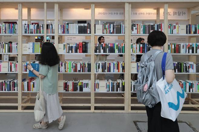 지난 6월 18일 서울 강남구 삼성동 코엑스에서 열린 2025 서울국제도서전에서 독자들이 진열된 책을 보고 있다. 사진은 기사 내용과 관계 없음. (사진=연합뉴스)