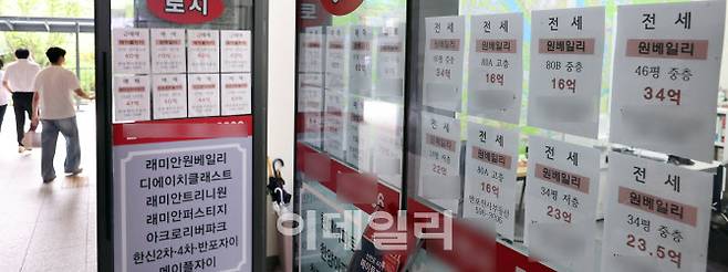 서울 강남권의 한 공인중개사무소에 아파트 시세표가 붙어 있다. (사진=방인권 기자)