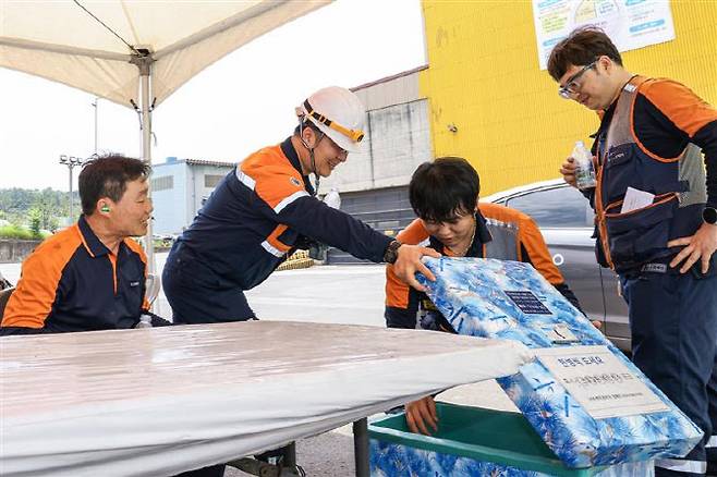포스코 포항제철소 직원들이 아이스박스에서 물을 꺼내고 있다.(사진=포스코 제공)