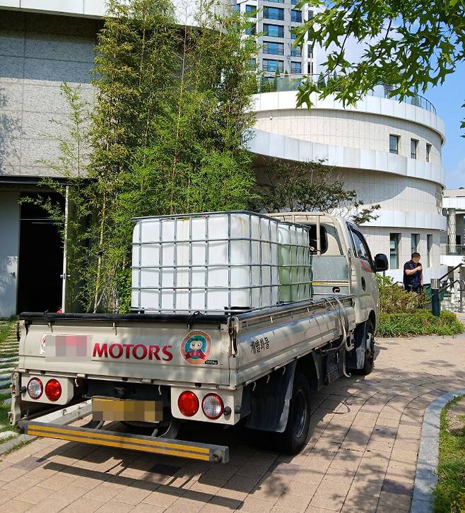 9일 인천 서구 백석동 모 아파트 수영장 기계실에 차아염소산나트륨을 주입하기 위해 주차된 납품업체 차량. (사진 = 인천소방본부 제공)