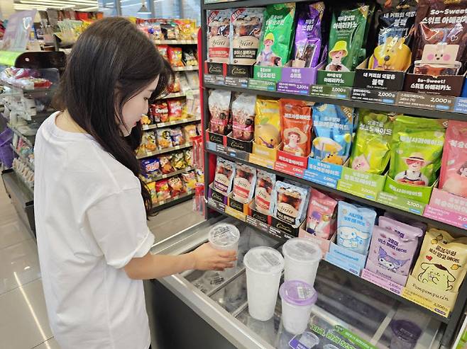 고객이 편의점 CU에서 컵얼음을 구매하고 있다. (사진=BGF리테일)