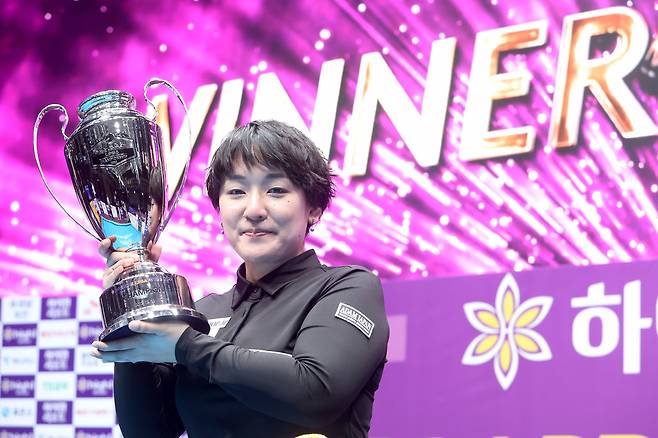 우승 트로피를 든 히가시우치 나쓰미