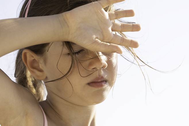 의식은 멀쩡하지만 몸이 축 늘어지고 두통이나 어지럼증, 오한, 복통 같은 증상이 함께 나타난다면 일사병을 의심해야 한다. [사진=게티이미지뱅크]