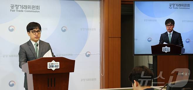 박진석 공정거래위원회 가맹거래조사팀장이 28일 세종시 정부세종청사에서 카카오택시 배차플랫폼 이용료 부당 징수 제재 내용을 발표하고 있다. 공정위는 카카오 가맹 택시 기사로부터 배차 플랫폼 이용료를 징수하도록 부당하게 계약조항을 설정한 행위에 대해 카카오T블루 택시 가맹본부인 ㈜케이엠솔루션에 시정명령과 함께 과징금 38억 8,200만 원을 부과했다고 밝혔다. 2025.5.28/뉴스1 ⓒ News1 김기남 기자