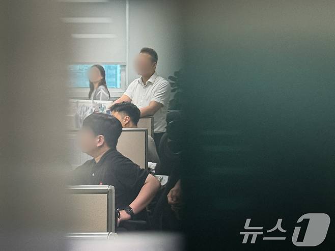 윤석열 전 대통령 배우자 김건희 여사와 관련한 의혹을 수사하는 민중기 특별검사팀이 8일 '공천개입 의혹'과 관련 윤상현 국민의힘 의원에 대한 압수수색을 진행중인 가운데 서울 여의도 국회 의원회관 윤 의원 사무실에서 특검 관계자들이 압수수색을 진행하고 있다. 2025.7.8/뉴스1 ⓒ News1 유승관 기자