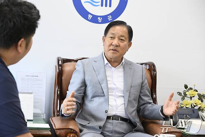 심재국 강원 평창군수가 지난 8일 군청 집무실에서 민선 8기 3주년을 기념한 뉴스1과의 인터뷰 일정을 소화하고 있다. (평창군 제공. 재판매 및 DB금지) 2025.7.8/뉴스1