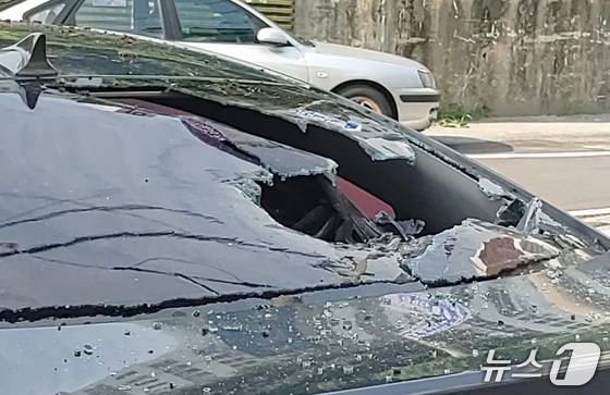 지난달 26일 광주 북구 신안동 일대에서 차량 주행 중 발생한 시비로 인해 60대 남성이 손괴한 차량의 모습.(독자 제공. 재판매 및 DB 금지) 2025.6.26/뉴스1