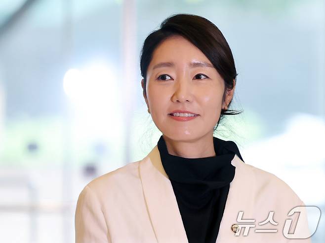 강선우 여성가족부 장관 후보자가 지난달 26일 오후 서울 종로구 이마빌딩에 마련된 인사청문회 사무실로 출근하고 있다. 2025.6.26/뉴스1 ⓒ News1 황기선 기자