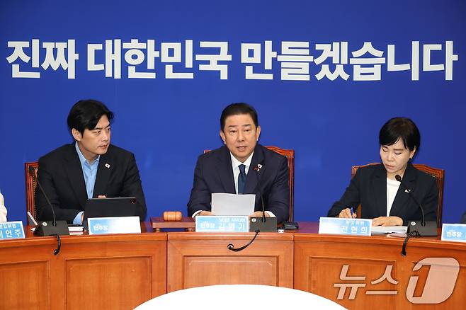 김병기 더불어민주당 대표 직무대행 겸 원내대표가 9일 오전 서울 여의도 국회에서 열린 최고위원회의에서 발언하고 있다. 2025.7.9/뉴스1 ⓒ News1 이광호 기자