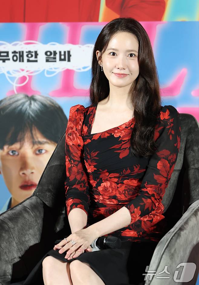 배우 임윤아가 9일 서울 용산구 CGV용산아이파크몰에서 열린 영화 '악마가 이사왔다‘(감독 이상근) 제작보고회에 참석해 미소를 짓고 있다. '악마가 이사왔다'는 새벽마다 악마로 깨어나는 선지(임윤아 분)를 감시하는 기상천외한 아르바이트를 하게 된 청년 백수 길구(안보현 분)의 영혼 탈탈 털리는 이야기를 담은 악마 들린 코미디다. 2025.7.9/뉴스1 ⓒ News1 권현진 기자