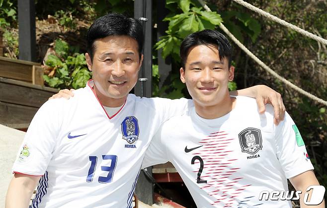 대표팀 측면 수비수 이태석(오른쪽)이 아버지 이을용이 밟았던 월드컵 무대에 도전한다.   ⓒ News1 박세연 기자