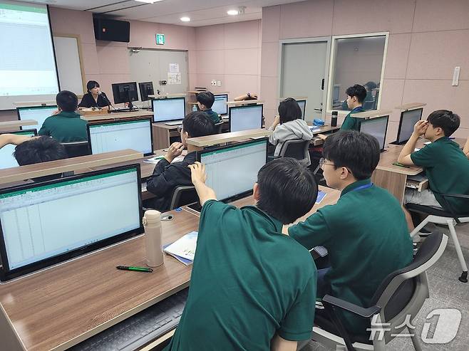 지난해 대전시 통계인재개발원에서 열린 '중학생 통계아카데미'에서 학생들이 자료수집 및 분석 강의를 듣고 있다. (통계청 제공). 2025.7.9/뉴스1