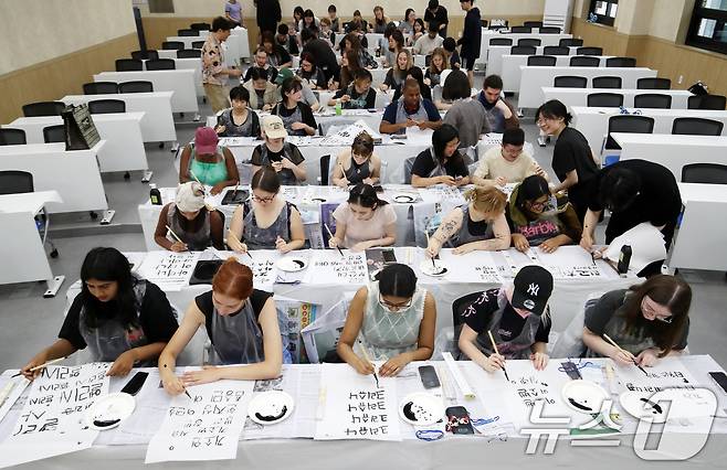 홍콩·네덜란드·영국 등 유명 대학에서 선발된 외국인 학생들이 9일 부산 금정구 부산대학교 인덕관에서 열린 '2025 부산대학교 서머 스쿨'에서 한국 전통 서예를 체험하고 있다.  2025.7.9/뉴스1 ⓒ News1 윤일지 기자