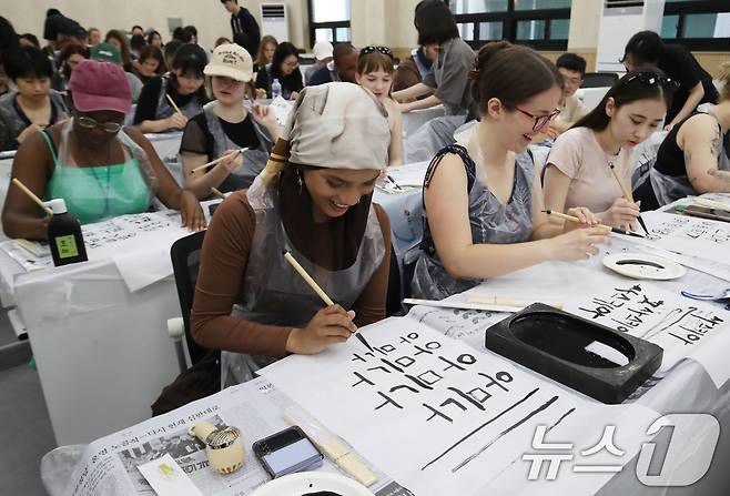 홍콩·네덜란드·영국 등 유명 대학에서 선발된 외국인 학생들이 9일 부산 금정구 부산대학교 인덕관에서 열린 '2025 부산대학교 서머 스쿨'에서 한국 전통 서예를 체험하고 있다. 2025.7.9/뉴스1 ⓒ News1 윤일지 기자