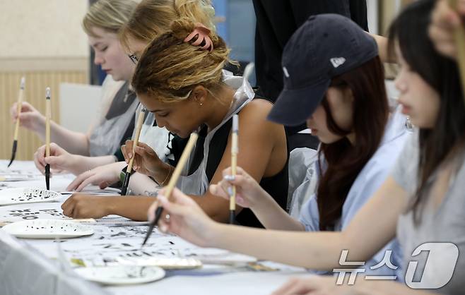 홍콩·네덜란드·영국 등 유명 대학에서 선발된 외국인 학생들이 9일 부산 금정구 부산대학교 인덕관에서 열린 '2025 부산대학교 서머 스쿨'에서 한국 전통 서예를 체험하고 있다. 2025.7.9/뉴스1 ⓒ News1 윤일지 기자