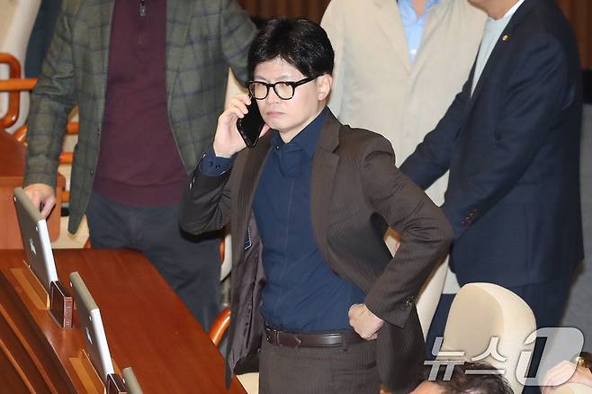 윤석열 대통령이 비상계엄령을 선포한 가운데 2024년 12월 4일 새벽 서울 여의도 국회 본회의장에서 한동훈 국민의힘 대표가 심각하게 전화통화를 하고 있다. .2024.12.4/뉴스1 ⓒ News1 이광호 기자