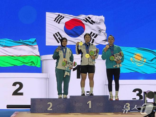 전희수가 8일(현지시간) 열린 아시아주니어 역도 선수권 여자 77㎏급에서 3관왕을 달성한 뒤 시상대에 올라 기념 촬영을 하고 있다. (대한역도연맹 제공)
