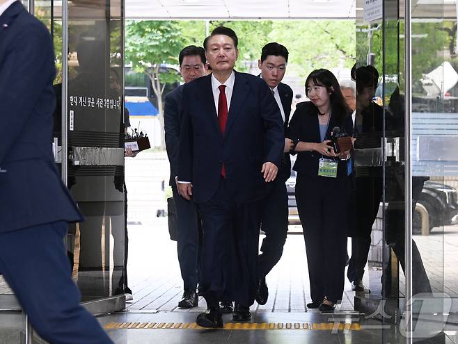 '12·3 비상계엄' 사태 관련 내란 혐의를 받는 윤석열 전 대통령이 9일 오후 구속 전 피의자 심문(영장실질심사)을 받기 위해 서울 서초구 서울중앙지방법원으로 들어서고 있다.  2025.7.9/뉴스1 ⓒ News1 사진공동취재단