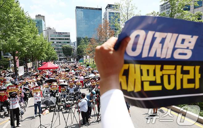 12·3 비상계엄과 관련해 특검의 수사를 받는 윤석열 전 대통령의 두 번째 영장실질심사 날인 9일 서울 서초구 중앙지법 인근에서 열린 윤 전 대통령 영장 기각 촉구 집회에서 지지자들이 영장기각을 외치고 있다. 2025.7.9/뉴스1 ⓒ News1 김민지 기자