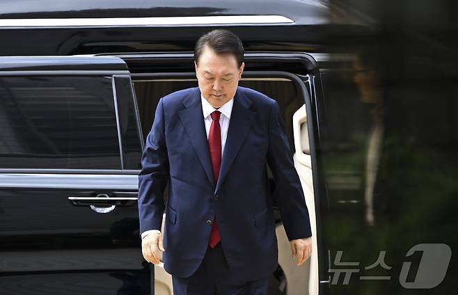 12·3 비상계엄과 관련해 특검의 수사를 받는 윤석열 전 대통령이 두 번째 구속 전 피의자심문(영장실질심사)를 받기 위해 9일 오후 서울 서초구 중앙지방법원으로 출석하고 있다. 2025.7.9/뉴스1 ⓒ News1 사진공동취재단