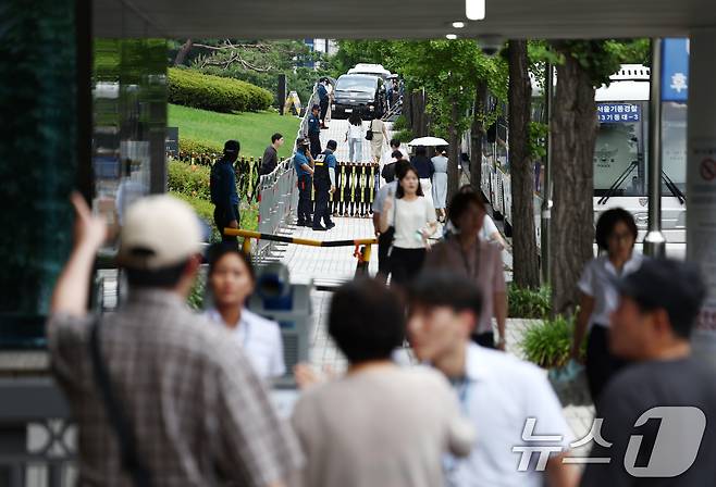 12·3 비상계엄과 관련해 특검의 수사를 받는 윤석열 전 대통령의 두 번째 영장실질심사를 앞둔 9일 서울 서초구 중앙지법에서 경찰들이 경계 근무를 서고 있다. 2025.7.9/뉴스1 ⓒ News1 김민지 기자