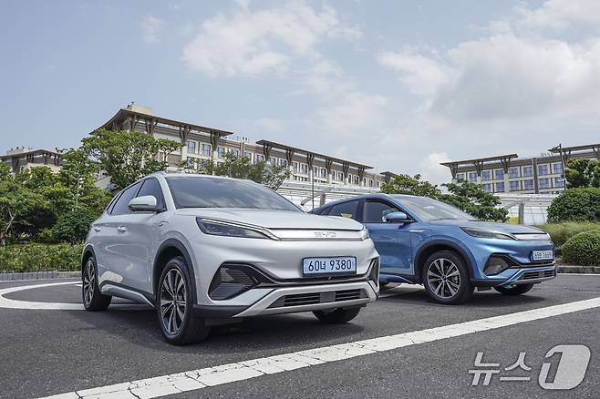 9일 제주 서귀포 소재 제주신화월드에서 제12회 국제e-모빌리티엑스포(IEVE 2025)가 개막한 가운데, 야외 전시장에 BYD 소형 전기 스포츠유틸리티차(SUV) '아토3'가 전시된 모습(한국자동차기자협회 제공). 2025.07.09.