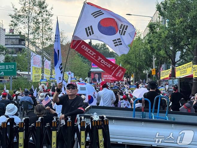 9일 서울중앙지법 앞 윤석열 전 대통령 지지자들의 모습. 2025.7.9/뉴스1 ⓒ News1 권준언 기자