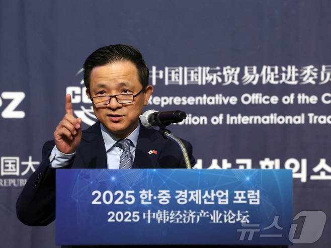 다이빙 주한중국대사가 19일 오전 인천시 연수구 쉐라톤그랜드인천호텔에서 열린 '2025 한·중 경제 산업 포럼'에서 축사를 하고 있다. 2025.6.19/뉴스1 ⓒ News1 황기선 기자