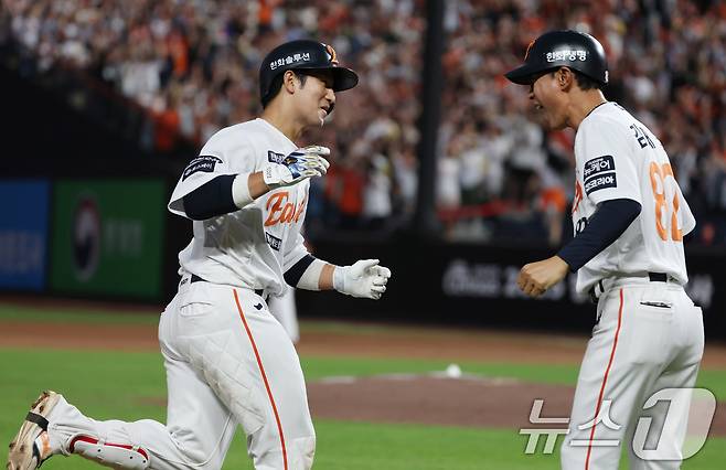 9일 오후 대전 한화생명 볼파크에서 열린 프로야구 '2025 신한 SOL뱅크 KBO 리그' 기아 타이거즈와 한화 이글스 경기에서 4회말 2사 1, 3루 상황 한화 최재훈이 3점 홈런을 치고 환호하고 있다. 2025.7.9/뉴스1 ⓒ News1 김기태 기자