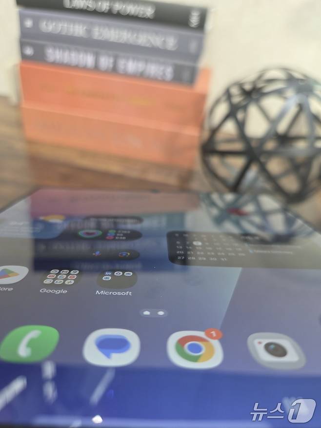 갤럭시Z폴드7은 접힘 부분의 주름도 이제는 거의 느껴지지 않을 정도로 개선된 모습을 보였다. 펼쳐진 갤럭시Z폴드7의 모습.  2025.07.09./뉴스1 ⓒNews1 김정현 기자