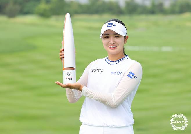 박혜준이 6일 베어즈베스트 청라GC에서 열린 KLPGA투어 롯데오픈에서 생애 첫승을 따낸 뒤 트로피를 들고 환하게 웃고 있다. 사진 | KLPGA