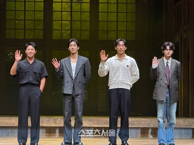 9일 연극 ‘셰익스피어 인 러브’ 프레스콜에서  ‘셰익스피어’ 역 (왼쪽부터) 이규형·손우현·이상이·옹성우가 단체 사진을 촬영하고 있다. 사진 | 표권향 기자 gioia@sportsseoul.com