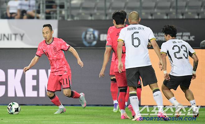 7일 축구대표팀이 용인미르스타디움에서 동아시안컵 중국과 첫 경기를 펼쳤다. 측면 돌파 시도하는 대표팀 문선민. 용인=송정헌 기자songs@sportschosun.com/2025.07.07/