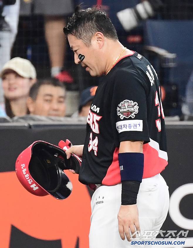 8일 대전 한화생명 볼파크에서 열린 한화와 KIA의 경기. 3회 1사 1루. 오선우 2루타 때 3루까지 내달린 최형우가 자진 교체되고 있다. 대전=송정헌 기자songs@sportschosun.com/2025.07.08/