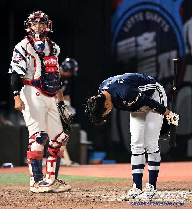7회초 2사 2루 대타로 나선 두산 김민석이 친정팀 롯데 팬들과 더그아웃에 인사하고 있다. 이날 경기는 김민석의 이적 후 첫 사직 방문 경기였다. 부산=허상욱 기자