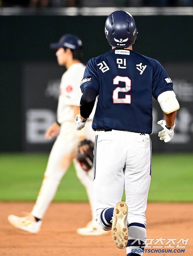 김민석이 대타로 나와 타구를 날렸으나 파울이 되자 아쉬워하고 있다.