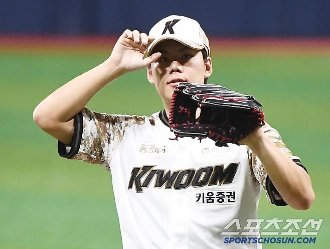 24일 서울 고척스카이돔에서 열린 KIA-키움전. 키움 선발투수 김윤하가 투구를 준비하고 있다. 고척=정재근 기자 cjg@sportschosun.com/2025.6.24/