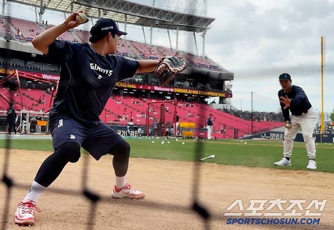 4일 광주 기아 챔피언스필드. 롯데 백용환 배터리 코치가 유강남을 지도하고 있다. 광주=정재근 기자 cjg@sportschosun.com/2025.7.4/
