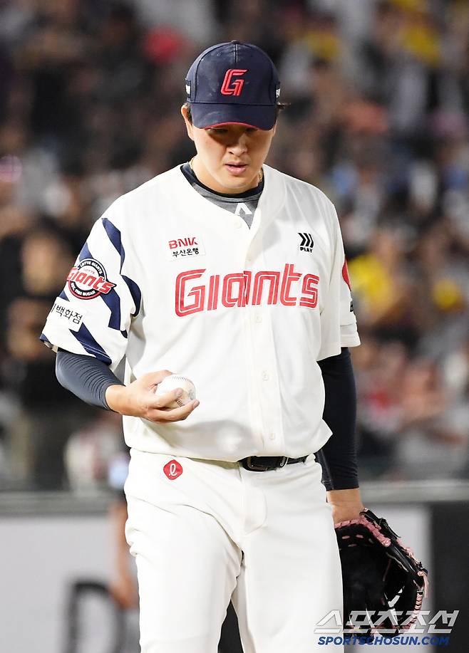 3일 부산 사직구장에서 열린 롯데 자이언츠와 LG 트윈스의 경기. 롯데 김원중이 숨을 고르고 있다. 부산=박재만 기자 pjm@sportschosun.com/2025.07.03/