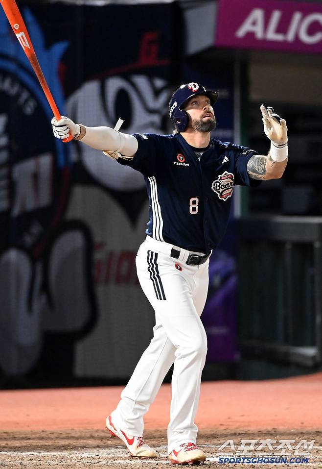 8일 부산사직야구장에서 열린 두산과 롯데의 경기, 8회초 무사 1루 두산 케이브가 동점 2점홈런을 치고 있다. 부산=허상욱 기자wook@sportschosun.com/2025.07.08/