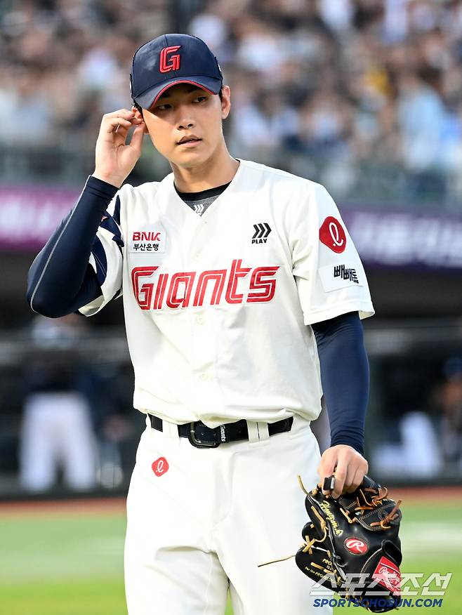 8일 부산사직야구장에서 열린 두산과 롯데의 경기, 4회초 무실점 투구를 마친 홍민기가 더그아웃으로 향하고 있다. 부산=허상욱 기자wook@sportschosun.com/2025.07.08/