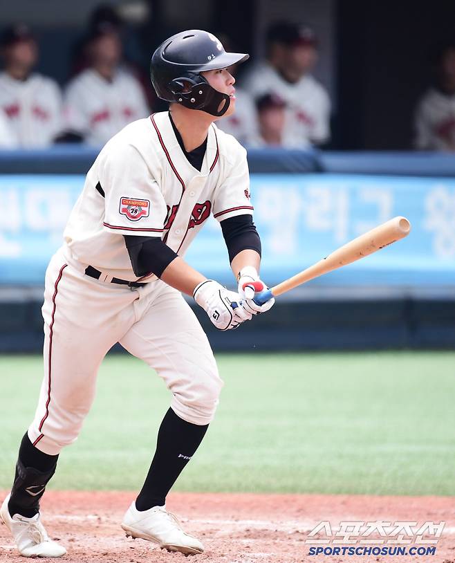 7일 서울 목동구장에서 열린 제80회 청룡기 고교야구선수권 대회 및 주말리그 왕중왕전 덕수고-진영고 경기. 3회말 1타점 희생플라이를 날리고 있는 덕수고 오시후. 목동=송정헌 기자songs@sportschosun.com/2025.07.07/