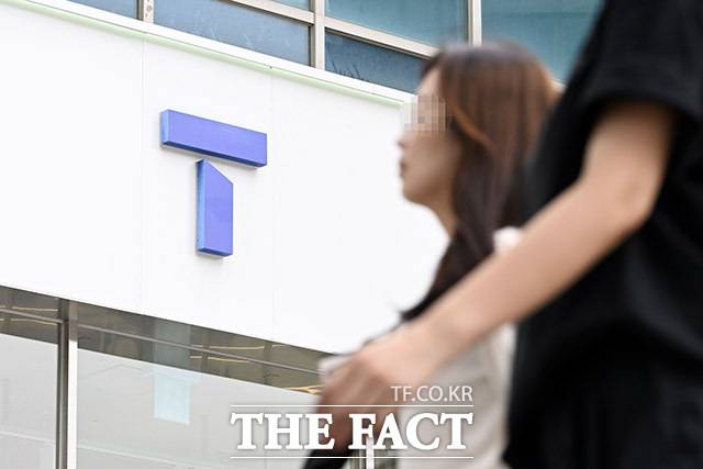 SK텔레콤 신규 영업 재개가 시작된 지난달 24일 인천 연수구 시내의 한 SKT 직영점 앞으로 시민이 지나고 있다. /남용희 기자