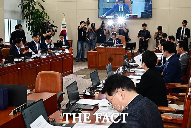 송언석 기재위원장이 9일 오전 서울 여의도 국회에서 열린 기획재정위원회 전체회의에 참석해 안건을 상정하고 있다. /국회=배정한 기자