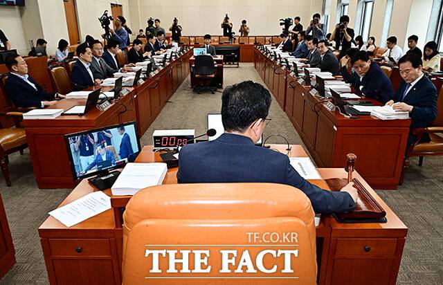 안건 상정하는 박수영 국민의힘 의원.