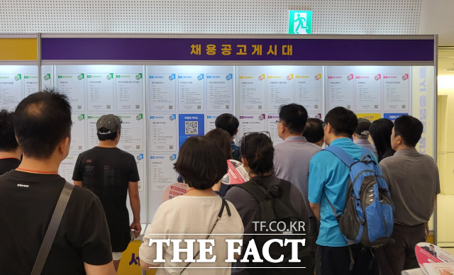 포스코·한화·대한항공 등 46개 대기업이 채용 과정에서 학벌을 차별하지 않는 것으로 나타났다. 지난 2일 '서울시 중장년 일자리 박람회'가 서울 동대문디자인플라자에서 열린 가운데 구직자들이 채용공고문을 살펴보는 모습. /정소양 기자