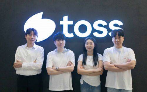 토스 화이트해커 팀이 지난 7일 서울 강남구 역삼동 아크플레이스에서 인터뷰를 하고 사진을 찍고 있다. 최정수 연구원(왼쪽부터), 이종호 리더, 지한별 연구원, 정한솔 연구원. 토스