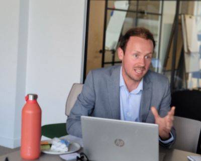 클라이밋그룹의 올리 윌슨 RE100 및 에너지전환 담당자가 영국 런던에서 한국 기자단과 인터뷰 하고 있다. 강희종 기자